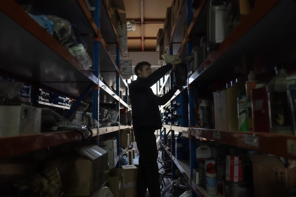 chico en un taller y caja de cambios